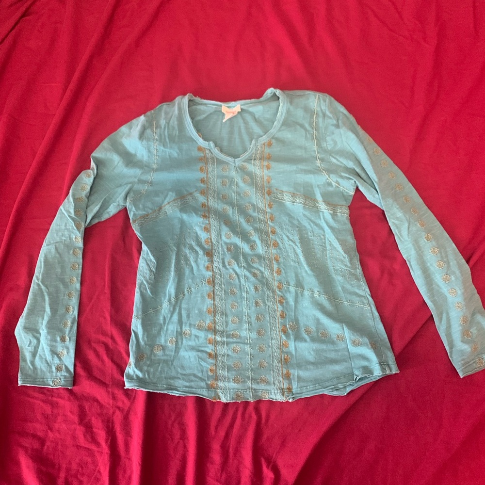 Woman’s medium long sleeved t-shirt